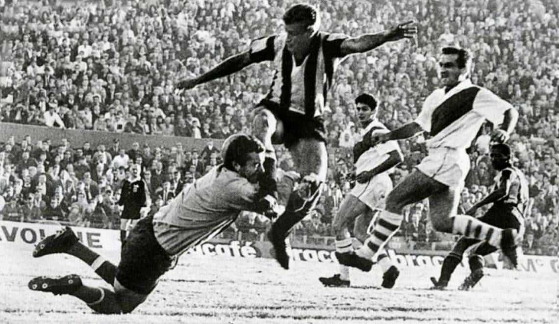 Imagen Por acá no pasas: Abbadie choca contra Amadeo,