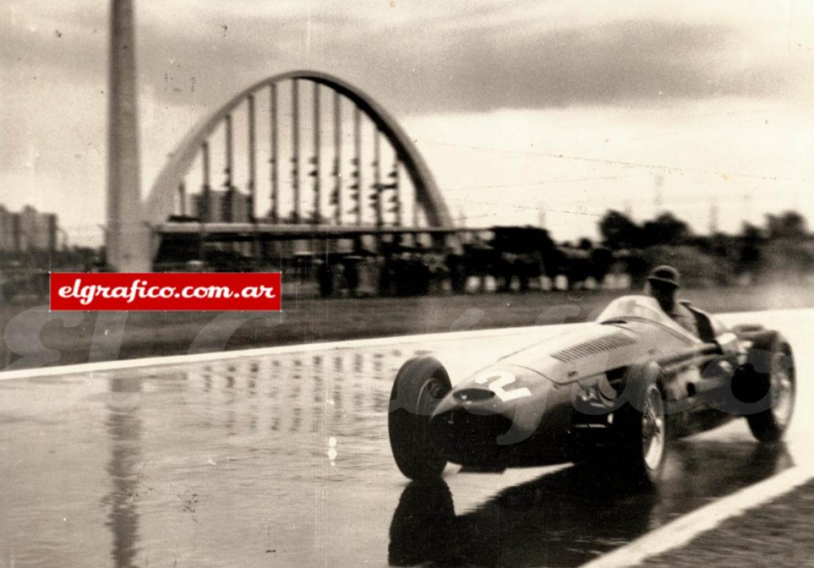 Juan Manuel Fangio corriendo el Gran Premio de Argentina de 1954 en el Autódromo ¨17 de Octubre¨.