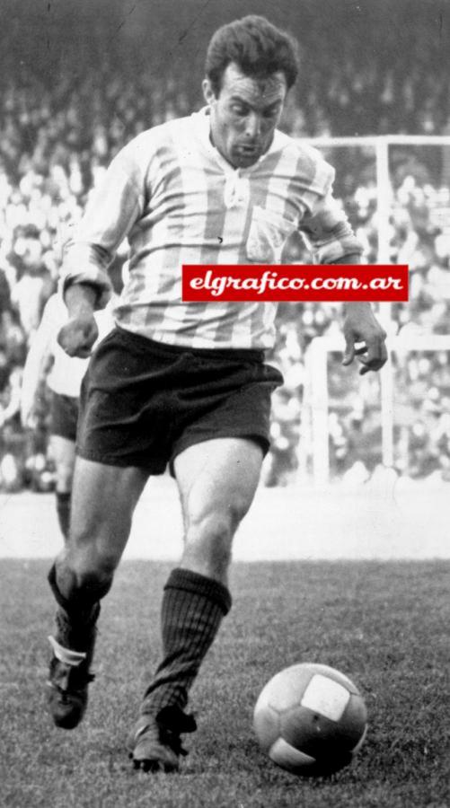 Imagen Jugó para Racing por cinco años (1965-1970), ganó el Campeonato de Primera División de 1966 y también la Copa Libertadores e Intercontinental de 1967.