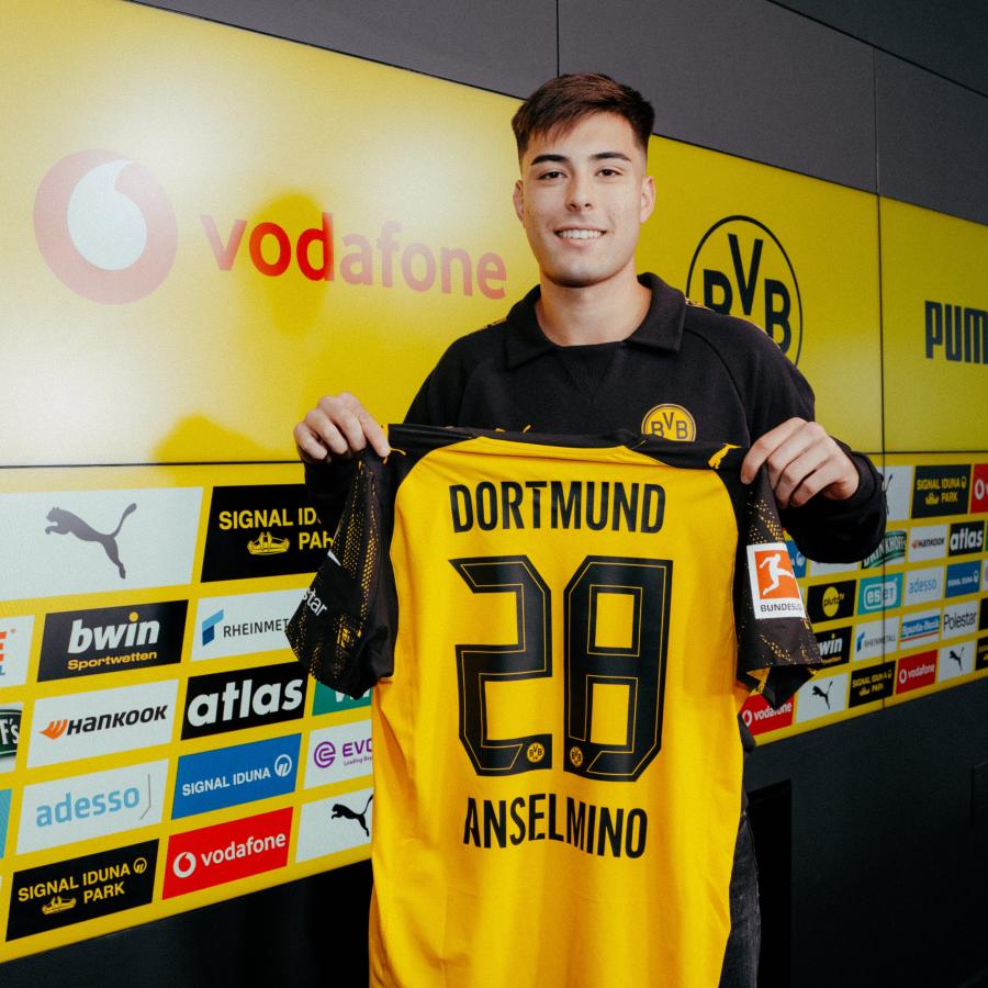 Imagen Anselmino ya fue presentado como refuerzo de Borussia Dortmund.