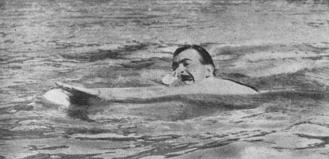 Imagen Abundan los bañistas que se toman en el agua demasiada libertad. Nadie debe ponerse a jugar con pelotas u otros objetos, si no se nada bien. Suele ocurrir que de pronto a la pelota se la lleva la corriente y se pierde pie en el afán de alcanzarla. Accidente común en los balnearios populares.