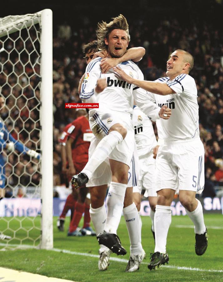 Imagen El rostro desfigurado para celebrar su primer tanto en el Madrid, ante el Sevilla. Lo atrapan Raúl y Cannavaro.