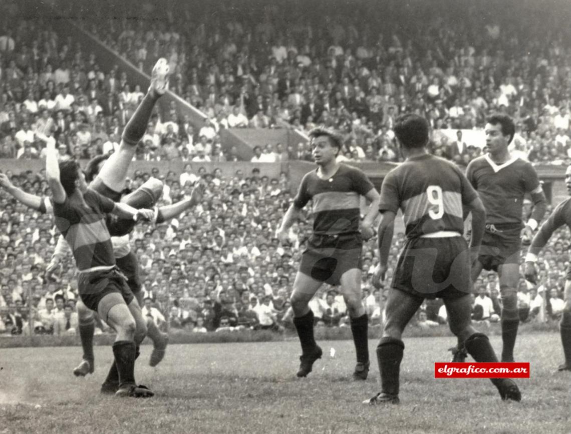 Imagen 6.11.1960. Independiiente le gana a Boca 2 - 0. Foto: Ricardo Alfieri