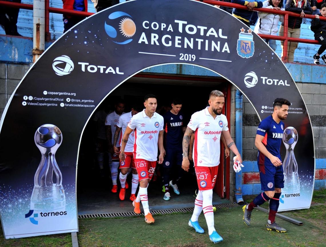 Imagen Miguel Angel Torren de Argentinos Juniors y Lautaro Acosta de Lanús encabezan la fila. Los equipos salen a la cancha.