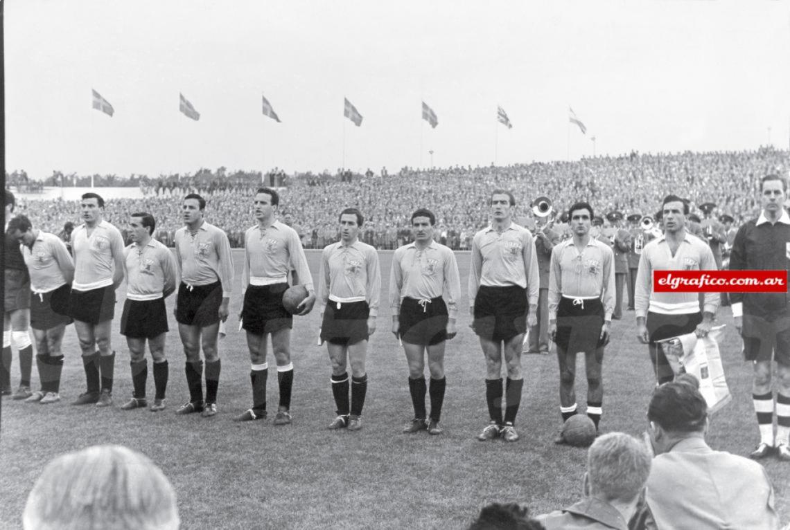 Imagen Argentina debuta en el Mundial de Suecia frente a Alemania luciendo el escudo y la casaca amarilla del club IFK Malmö, conseguida de raje ante la ausencia de camiseta alternativa.