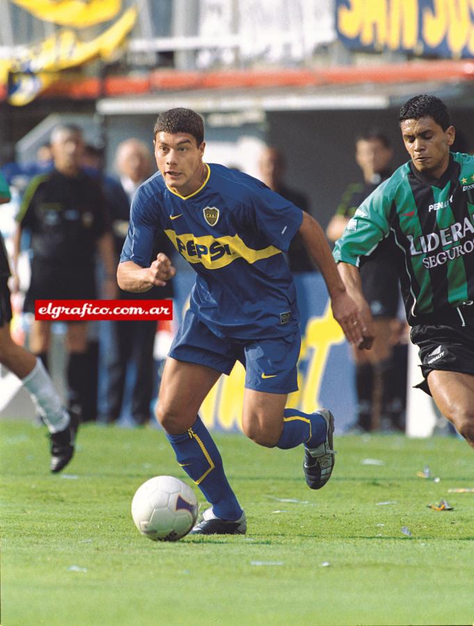 Imagen El gesto decidido, el arranque sin freno. Battaglia ya se hizo un lugar en la historia de Boca. Aquí frente a Chicago.