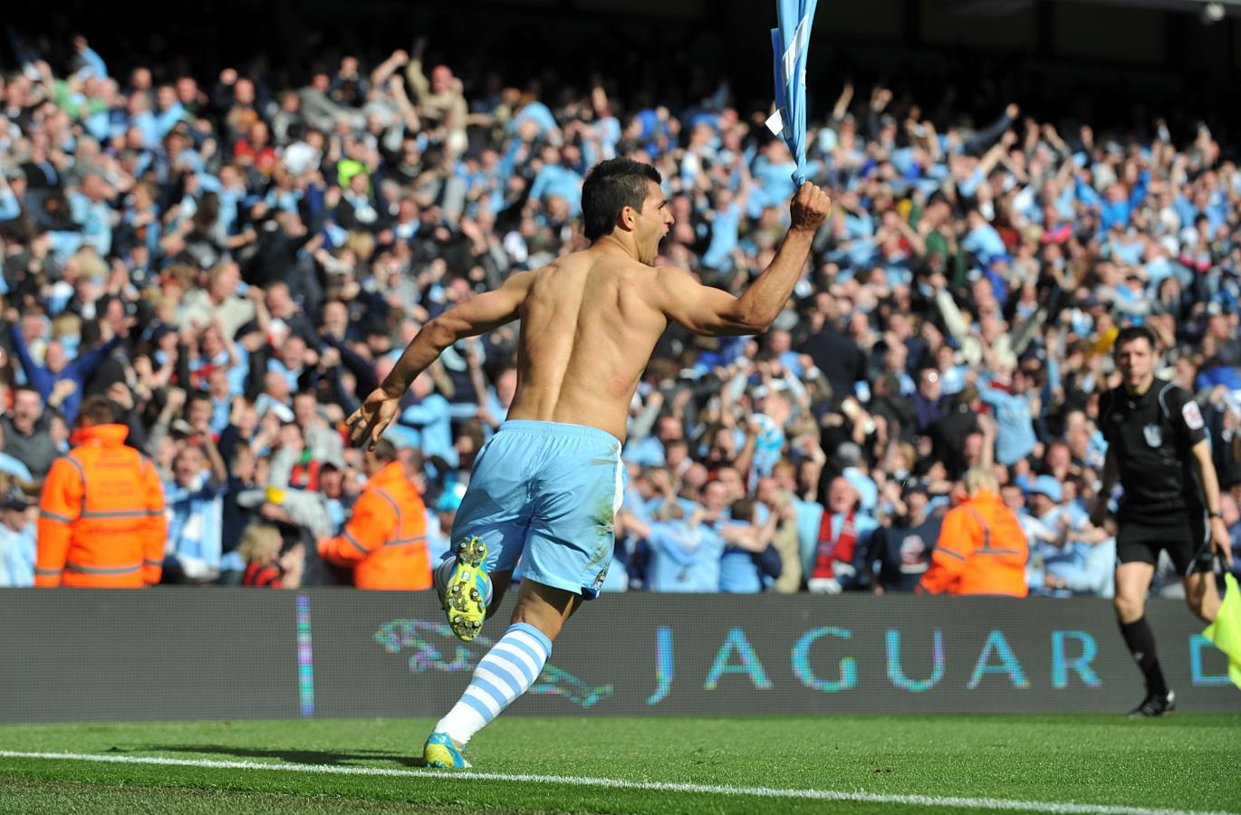 Imagen La mayor hazaña de la historia del City. El gol y la locura del Kun tras marcarle al QPR y darle la Premier de 2012 al club.