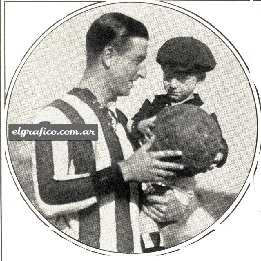 Imagen Juan Carlos Iribarren hace tocar el esférico a una mascotita de River Plate para que les dé suerte. La cábala se cumplió. Según los cálculos de las autoridades de River, cuarenta y siete mil aficionados se congregaron en el estadio de la Av. Alvear.