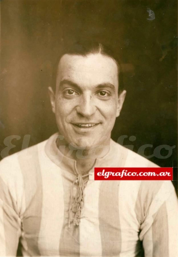 Imagen Adolfo Zumelzú (1902-1973) jugó en Tigre, Sportivo Palermo y brilló en el Rácing campeón invicto de 1925.