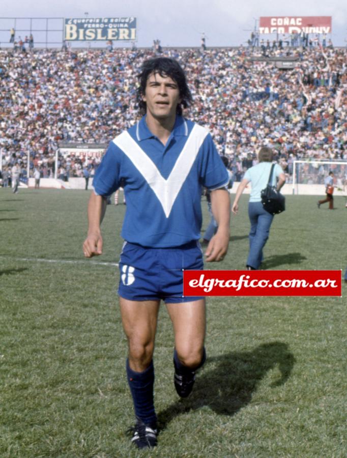 Imagen Nunca, un fotógrafo tendrá que pedir varias veces, ni correr, para conseguir una pose. Asad mantiene intacta la alegría de vestir su camiseta, de jugar, de que le saquen fotos todos los domingos.
