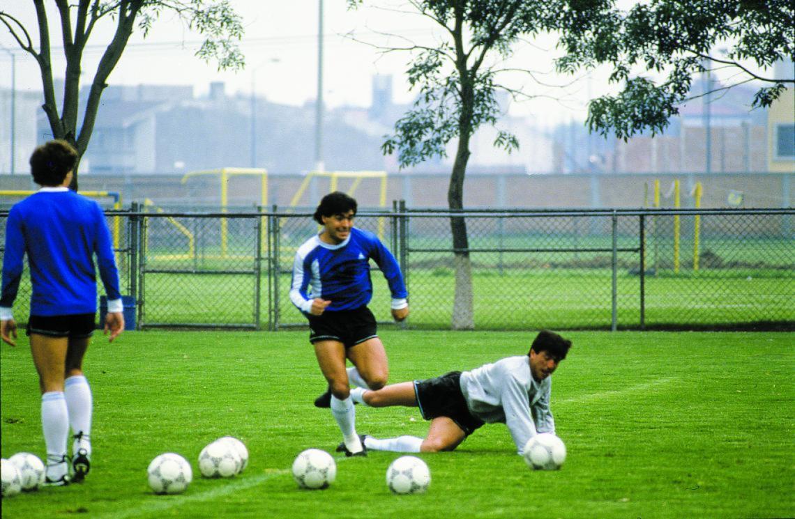 Imagen 1986. Maradona esquiva a Passarella en una práctica.