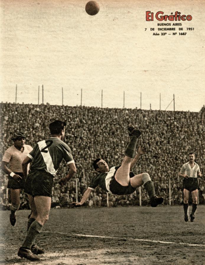 Imagen Escena de la primera final de 1951 disputada entre Banfield y Racing. El jugador de Banfiel rechaza con una chilena.