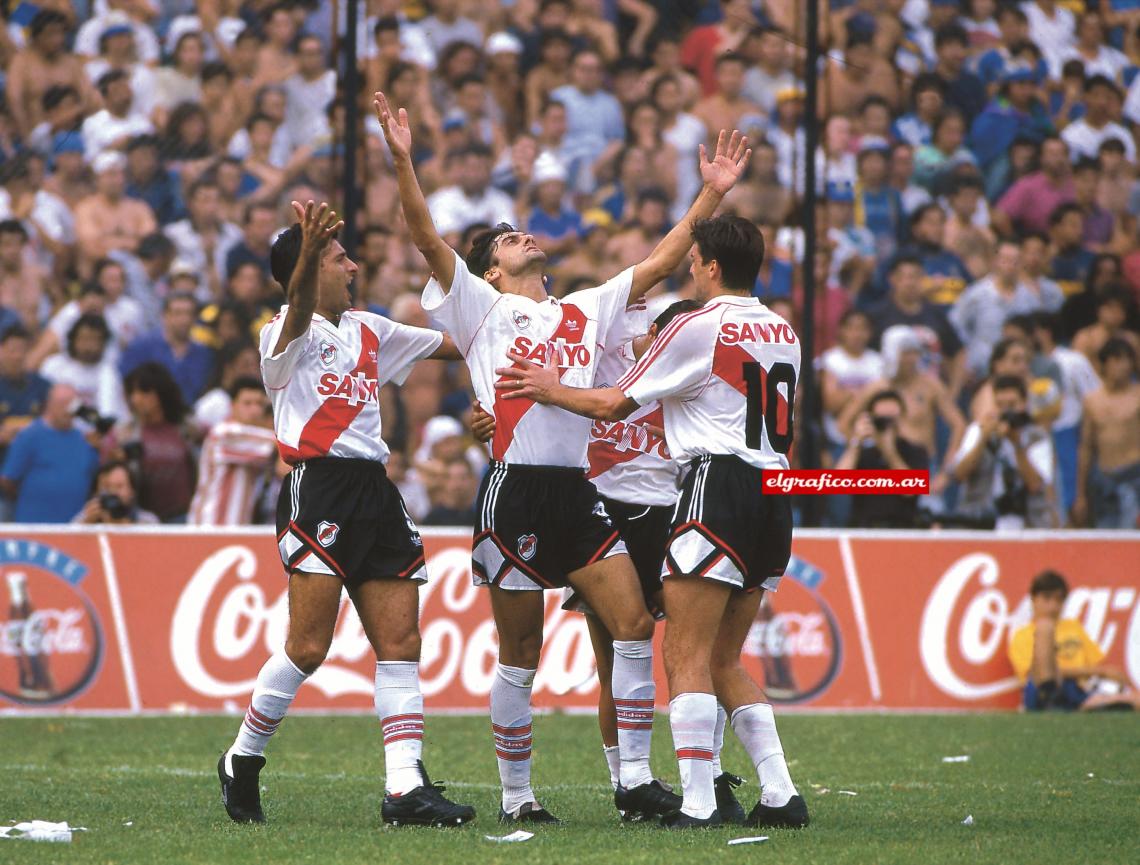 Brazos al cielo de Enzo Francescoli, tras convertir su gol, el primero del 3-0 que River le asestó a Boca en su cancha en el Apertura 94. Se suman al festejo Astrada y Berti. Cinco años después, River también vencería a Boca y se quedaría con el campeonato, el Apertura 99.
