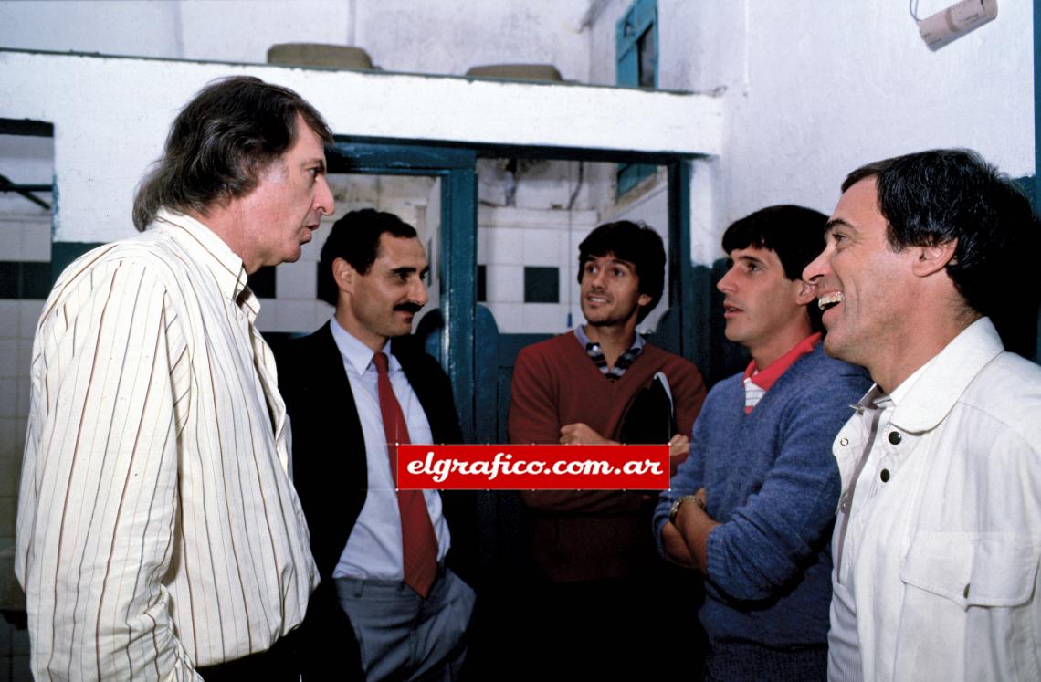 Imagen Vestuario de Banfield con amigos: Menotti, el Chueco Alves y Roberto Saporiti.