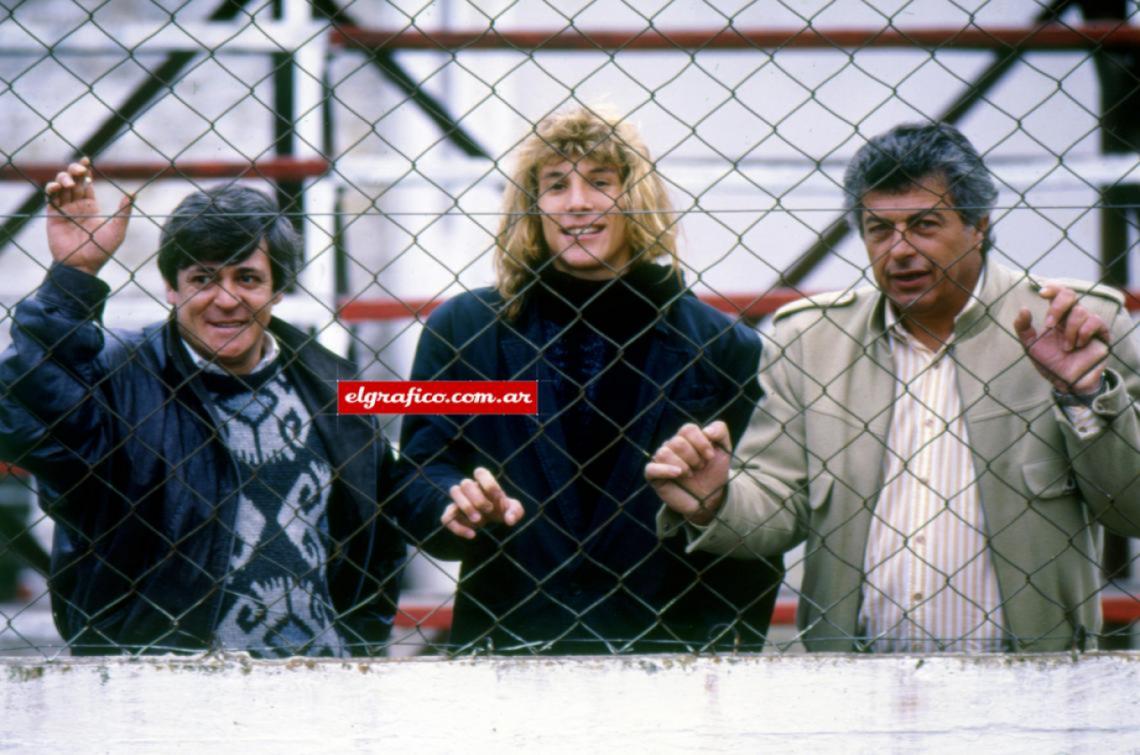 “Los dioses de la raya viven en Caniggia” así título El Grafico la nota de 1988 que reunió a la joven maravilla del fútbol argentino con dos de los mejores punteros de la historia: Houseman y Bernao.