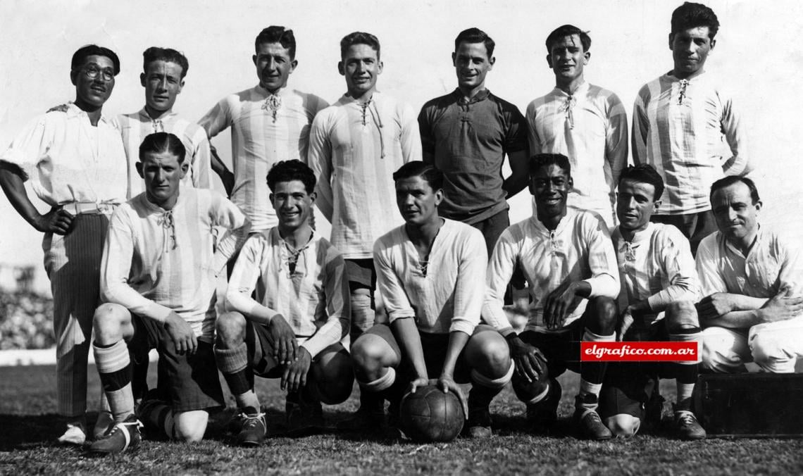 Team argentino que disputó el último partido: Hanai (masajista), Médici, Bidoglio, Vaccaro, Tesoriere, Fortunato y Muttis. Agachados: Tarascone, Cerrotti, Seoane, De los Santos y Bianchi.