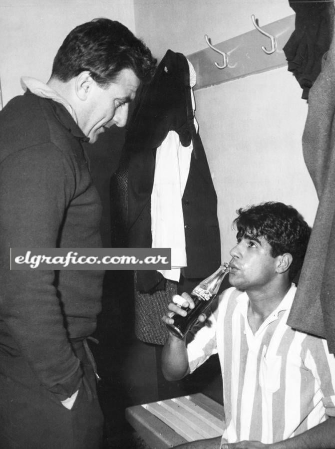 Imagen Batallando contra Rattín, con la camiseta de Racing.