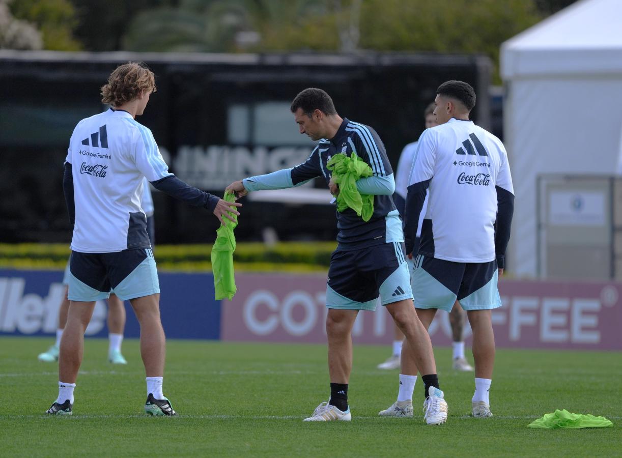Imagen Scaloni le entrega la pechera a Nico Paz: será titular ante Bolivia.