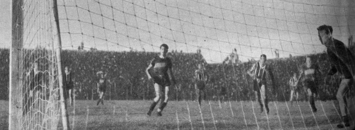 Imagen El primer tiro penal hecho efectivo por Mario Boyé hace dar la pelota en la parte inferior del poste. El árbitro, señor Gregory, hizo tirar de nuevo el penal porque Busico, improvisado arquero, se había movido antes de tiempo