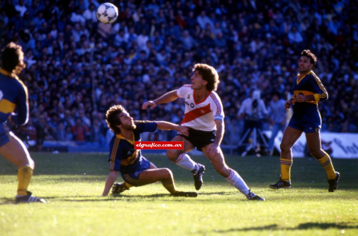 Imagen Superclásico frente a Boca. Oscar jugó en River desde 1985 hasta 1988. En el Millonario disputó 112 partidos y marcó 5 goles.