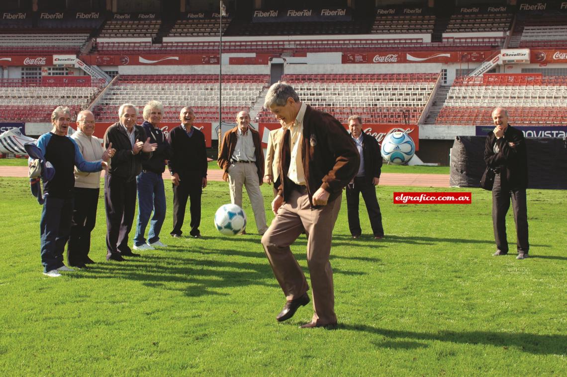 Imagen Vamos a jugar muchachos que viejos son los trapos. Cocco le da a la redonda y todos esperan su turno para despuntar el vicio.