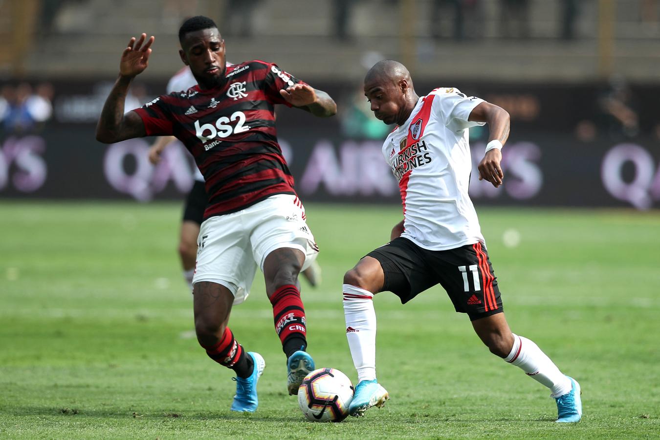 Imagen De la Cruz disputa el balón con Gerson en aquella final que River perdió 2-1 con Flamengo en 2019. Foto: AFP