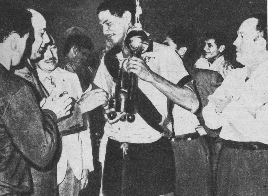 Imagen La escena Corresponde al momento en que el jugador Gómez, del Ecuador, capitán del equipo, recibe el trofeo "Embajada Argentina", una vez disputado el encuentro con los argentinos, que terminó 1-1.