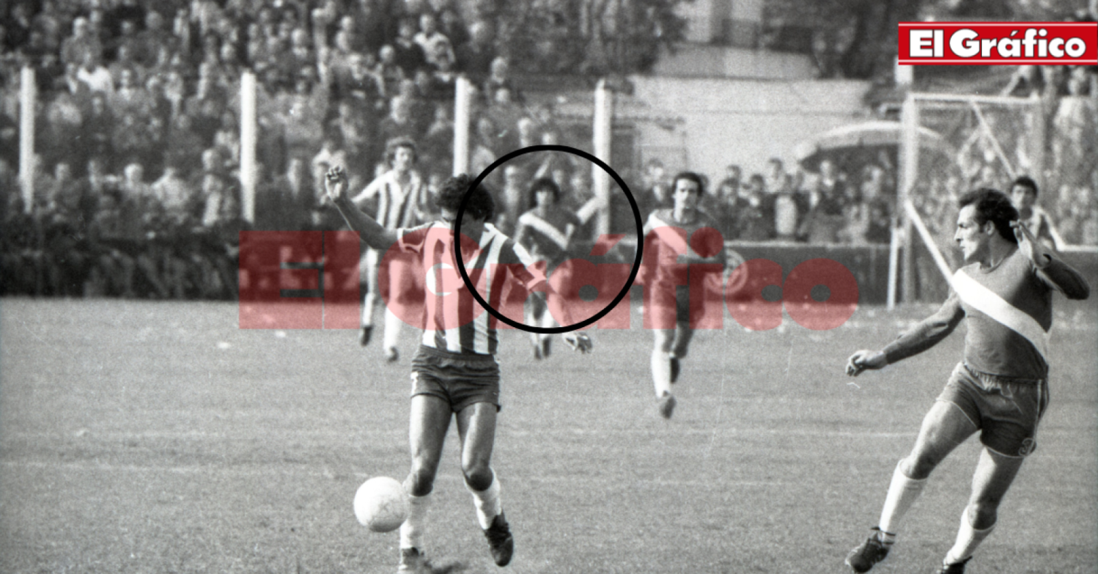 Imagen Encerrado en el círculo, se divisa a Diego el día de su debut