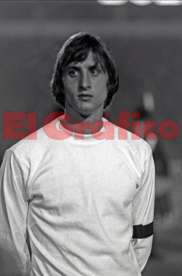 Cruyff formado antes del partido. Un adelantado a su tiempo.