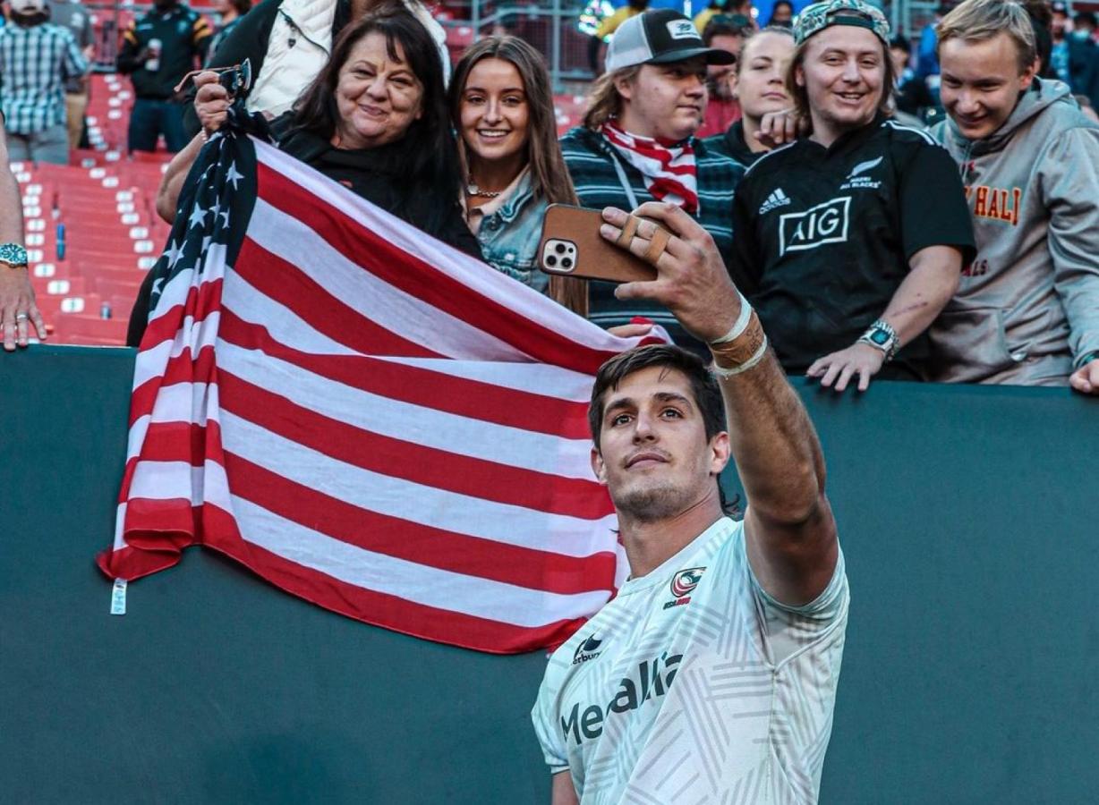 Imagen de Viaje al sueño americano de un argentino: rumbo al Mundial 2027, con la camiseta de Estados Unidos