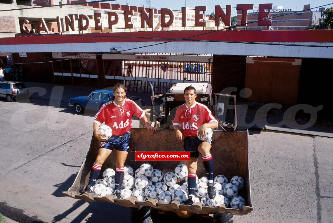 Imagen La dupla y otra topadora. Una producción para El Gráfico, hecha en 1996.
