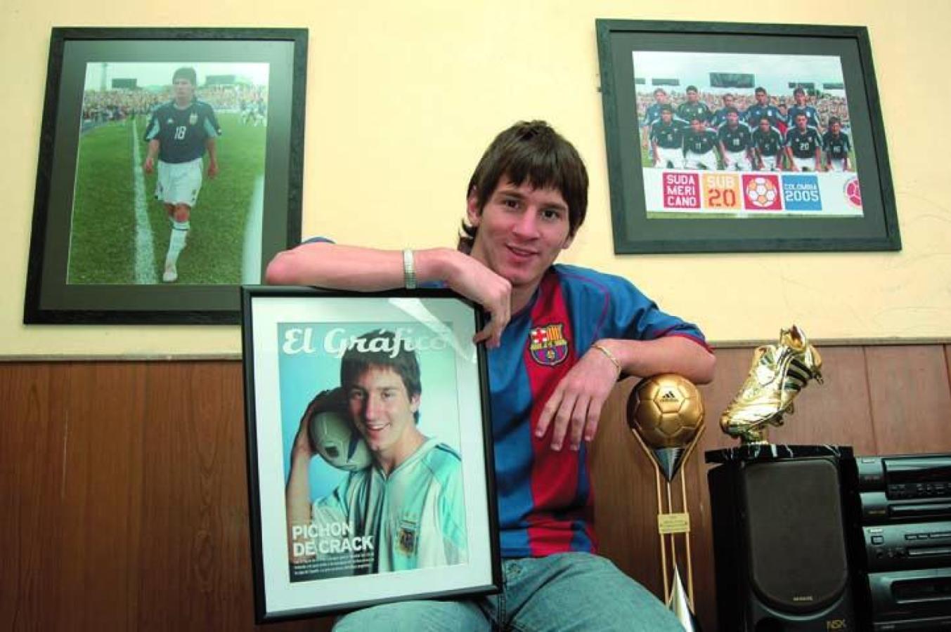 Imagen Messi en su casa de Rosario con una tapa de El Gráfico.