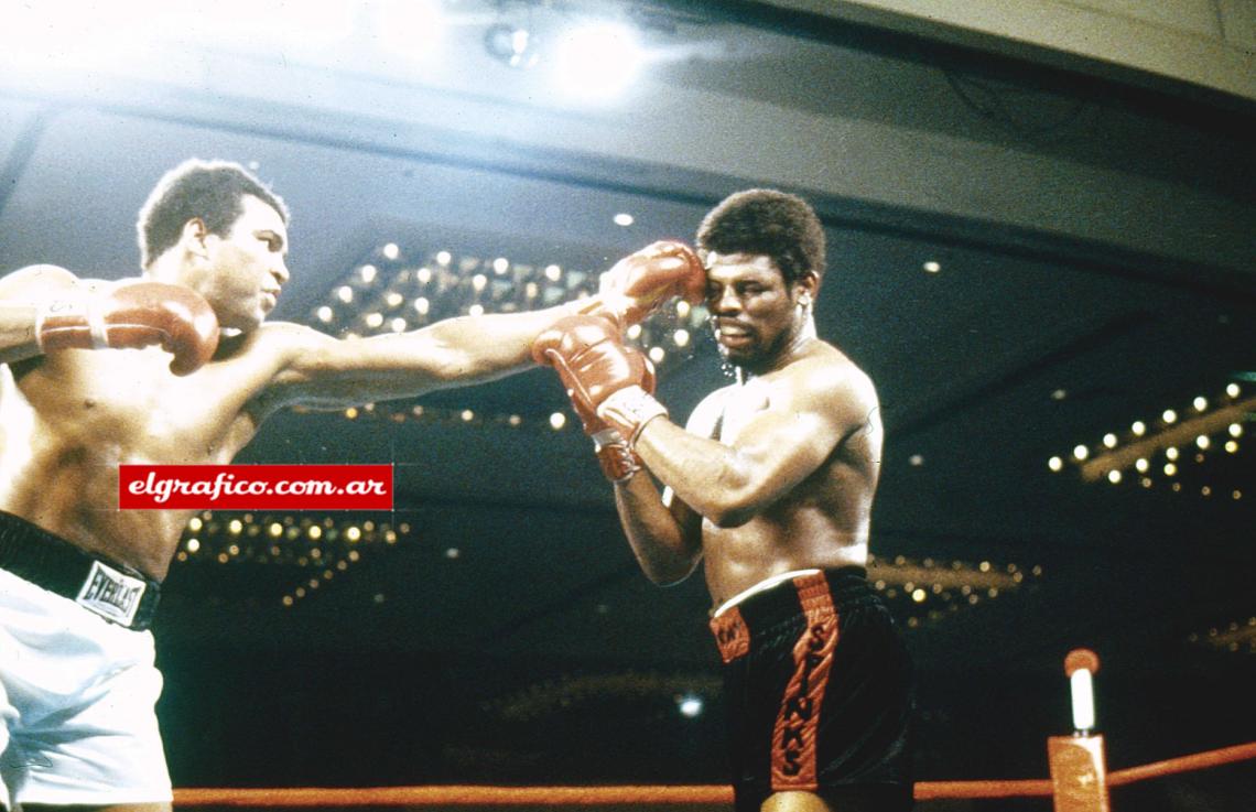 Imagen Leon Spinks, el único que le ganó el título sobre el ring. Sin embargo, Alí se desquitó coronándose por tercera vez, el 15 de septiembre de 1978 en Nueva Orleáns.