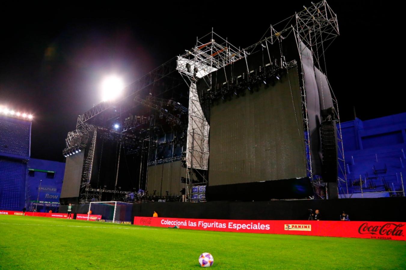 Imagen de Vélez, un escenario en la tribuna y el enojo de la Liga Profesional