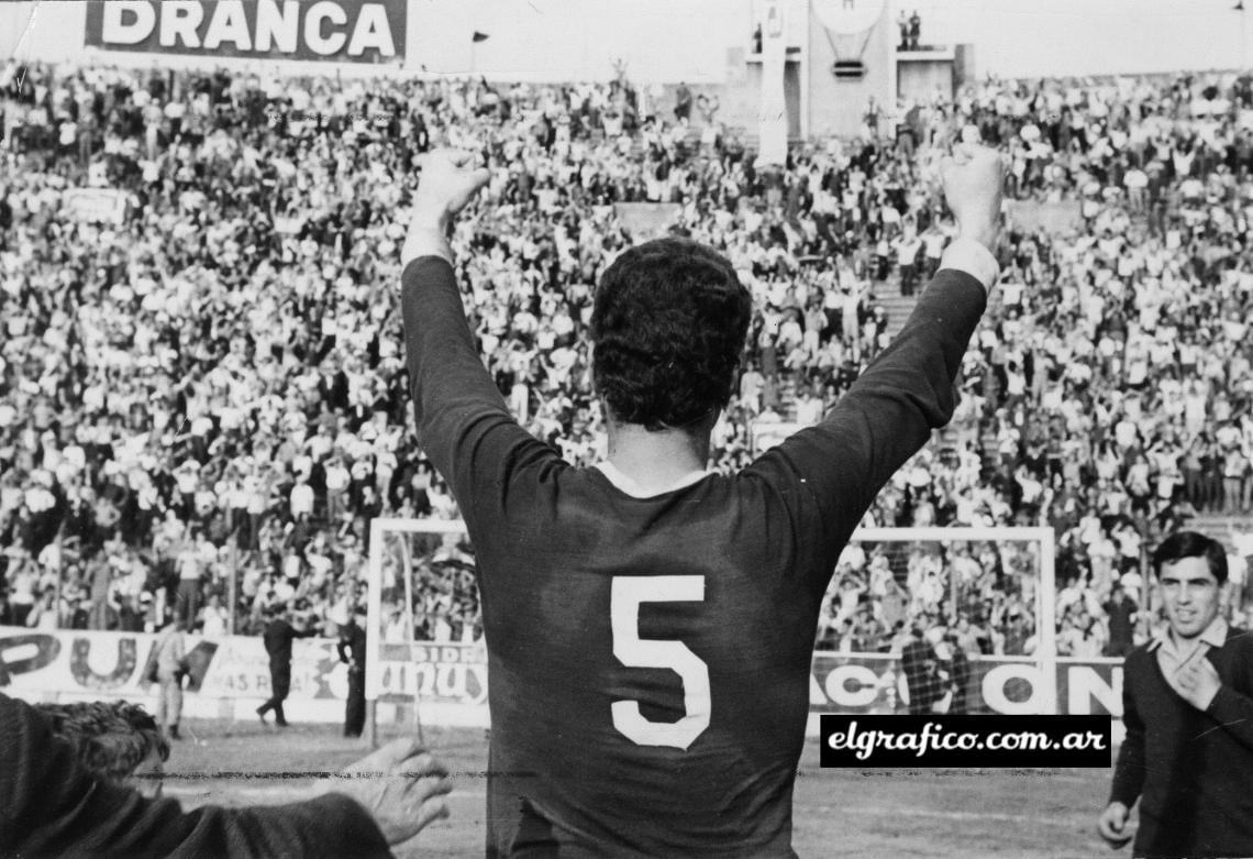 Imagen El hombre símbolo de Lanús todavía tiene fuerzas para levantar los brazos en la cancha de Huracán y saludar a su gente. Había descendido en 1961, y en 1965 volverá a jugar los domingos.