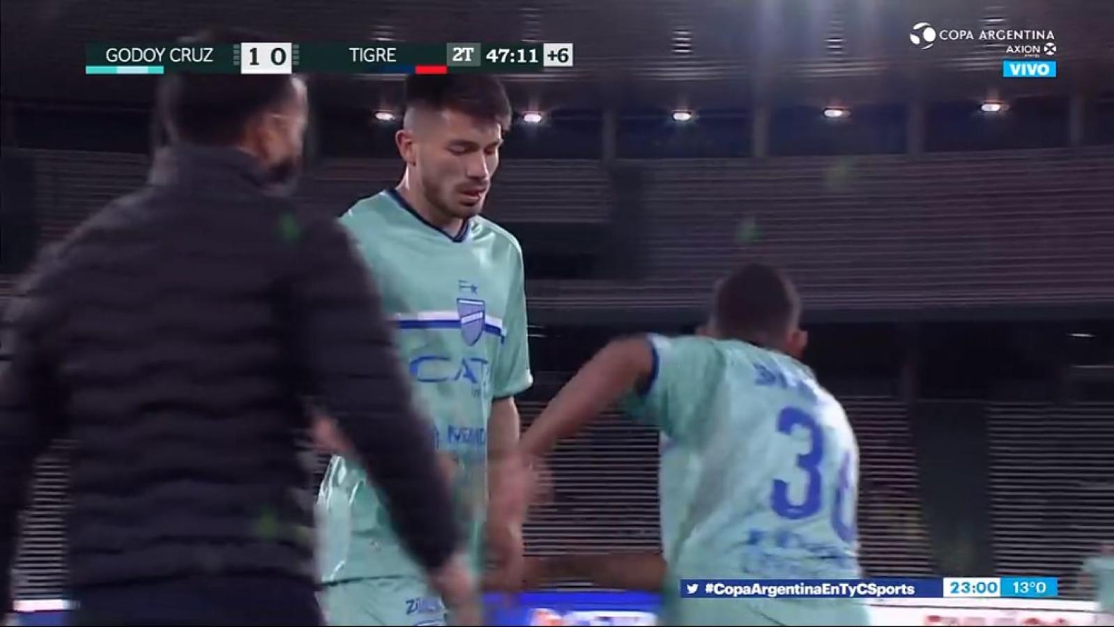 Cantero es reemplazado. Llevaba un puñado de minutos en cancha (Captura TV)