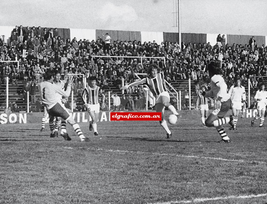 Chacarita. Su cuna futbolera. Se probó por casualidad y desde allí saltó a la fama.