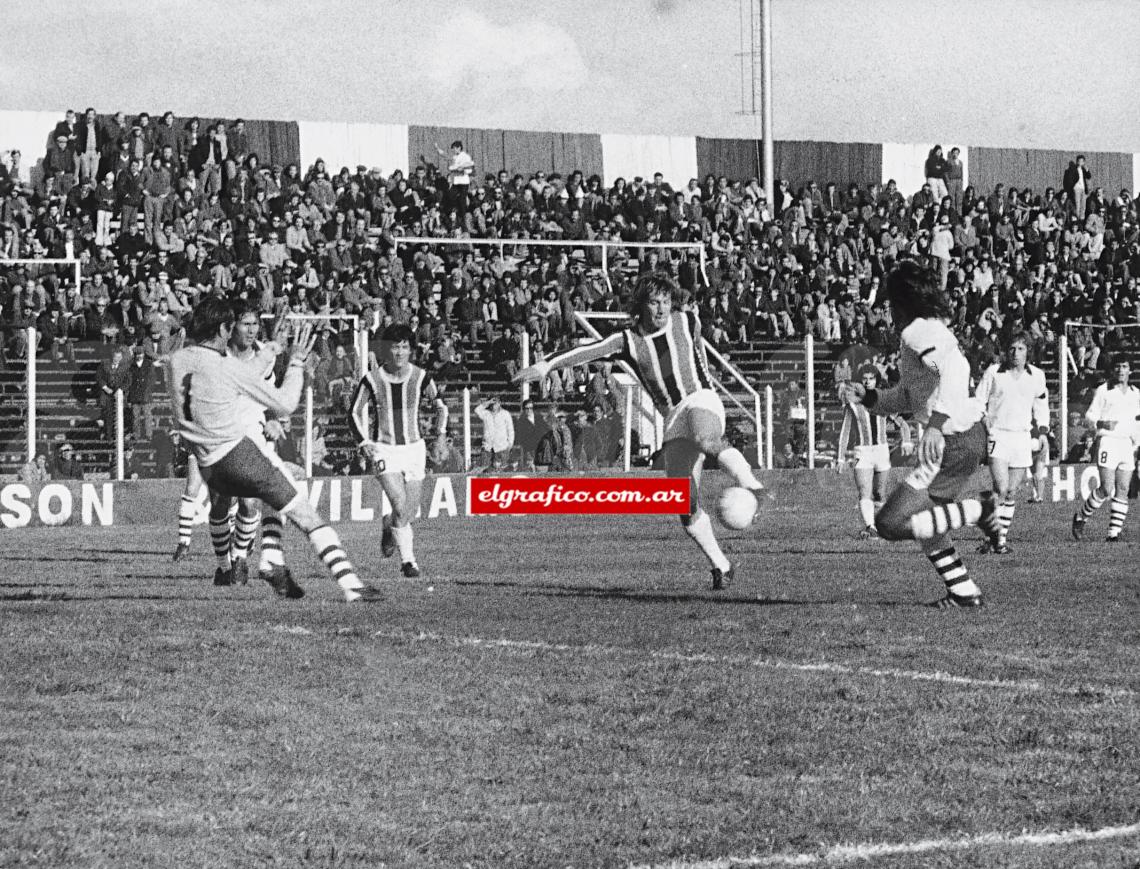 Imagen Chacarita. Su cuna futbolera. Se probó por casualidad y desde allí saltó a la fama.