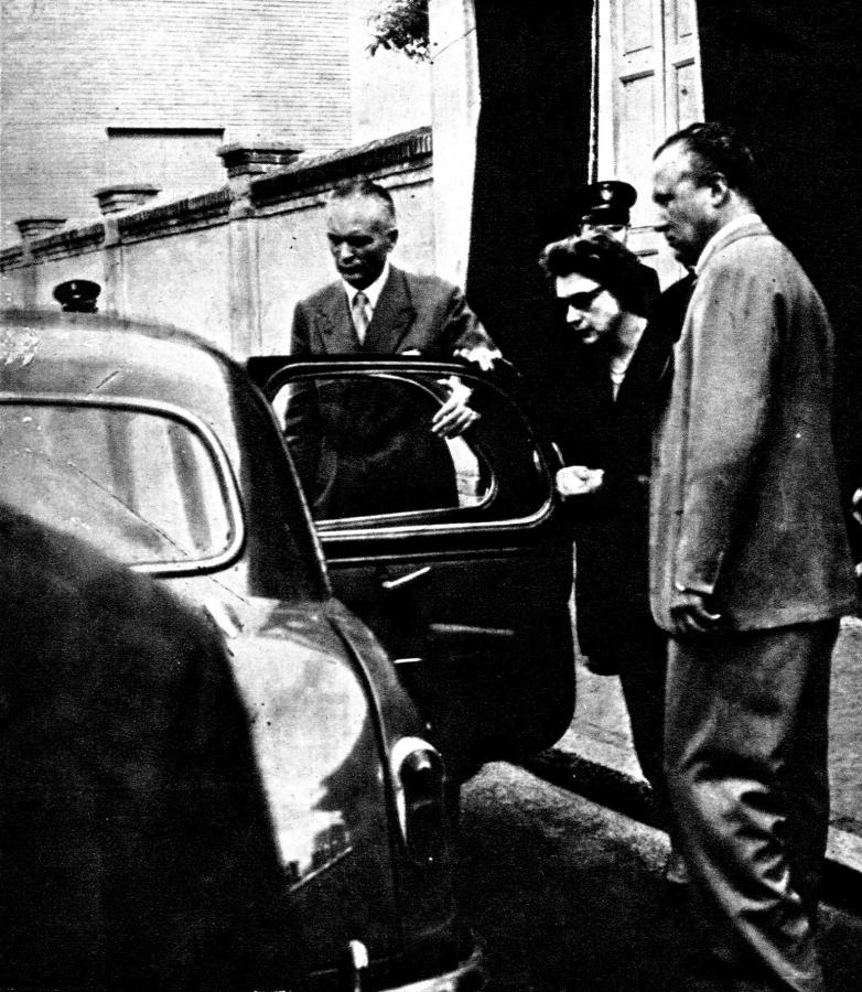 Imagen La viuda de Áscari asciende al coche de Villoresi después de haber visto a su marido ya sin vida.