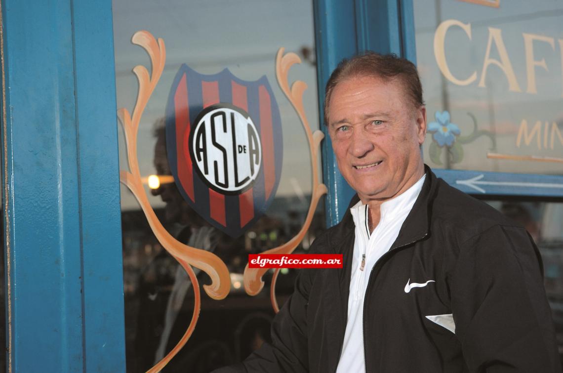 Imagen Sanfilippo, en el emblemático bar San Lorenzo de avenida La Plata y Avelino Díaz. Bien cuervo.