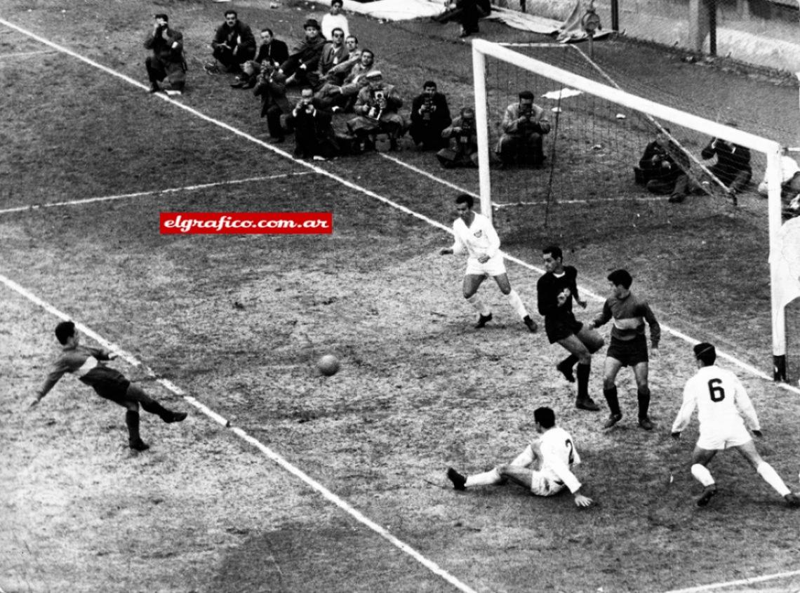 Imagen En las finales Boca-Santos, por la Libertadores 63, el Nene Sanfilippo metió los tres goles de Xeneize: dos en el Maracaná y uno en la Bombonera.