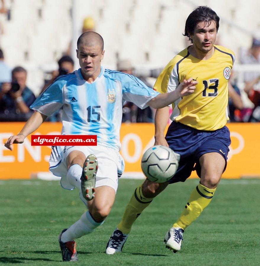 Imagen El cabezón D’Alessandro en acción, ante los “canarios” de Paraguay en la finalísima de Atenas.