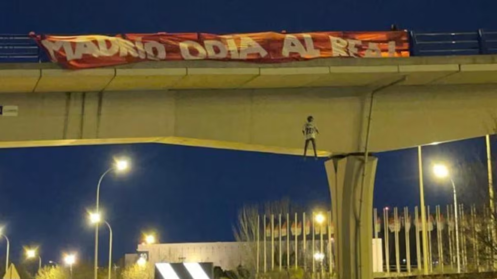 Imagen El muñeco de Vinicius colgando del puente y la pancarta de odio.
