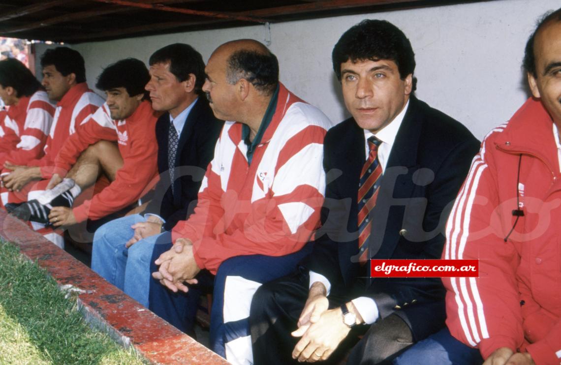 Imagen Fue director técnico de Independiente en 1994, cuando el Rojo salió Campeón, un punto por encima de Huracán, donde Brindisi es ídolo.