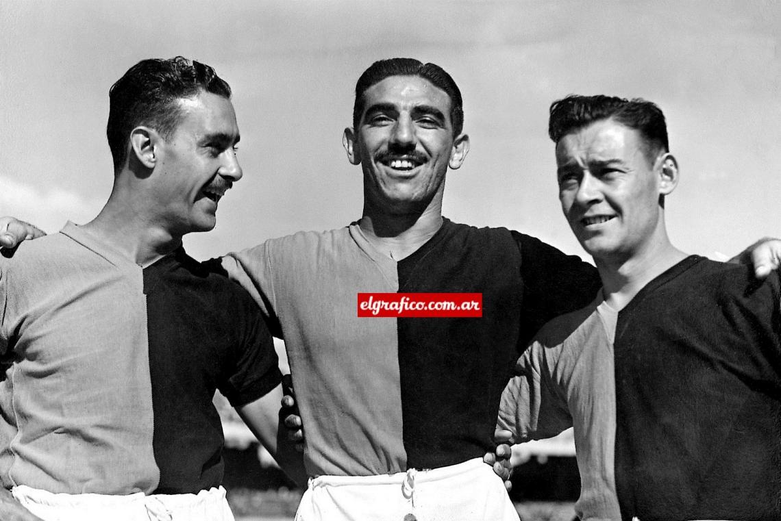 Imagen Ángel Perucca, el Portón de América, posa entre los hermanos Ernesto y Juan Ferreyra.