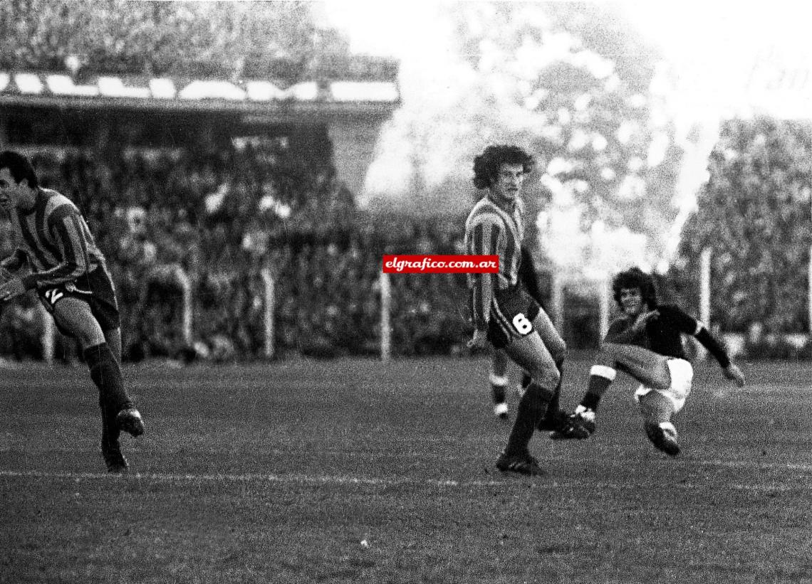 Imagen Mario Zanabria ya sacó el zurdazo que se clavará en el ángulo de Biasutto para decretar el 2-2 y el primer título de Newell’s.