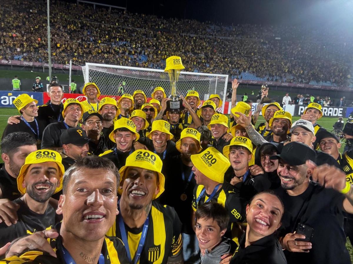 Imagen Los gorros de los jugadores de Peñarol dedicados a Silvera.