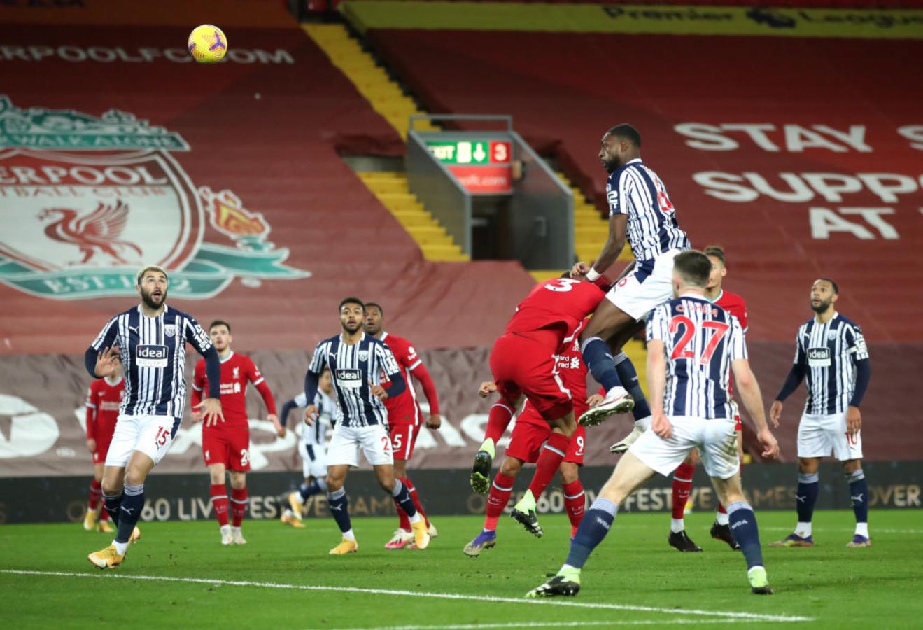 Imagen Ajayi le gana en el salto a Fabinho y supera a Alisson para darle la igualdad a West Bromwich en Anfield.