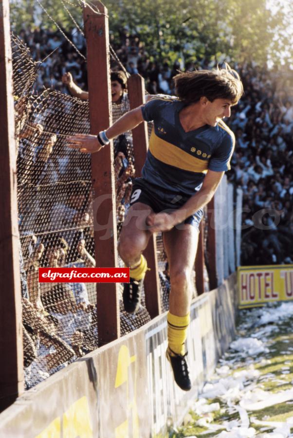 Imagen Festejo en cancha de Estudiantes, en 1982. Boca ganó 2 a 1 y para Gareca fue su mejor partido.