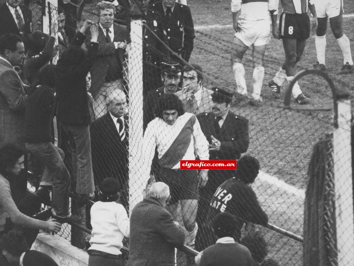 Imagen 18-7-76. Se retira del campo tras ser expulsado frente a Gimnasia y Esgrima (LP).